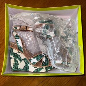 Gianni Bini Lusiatwo Wedge Sandals | Palm Leaf Print | NWT | Size 6M